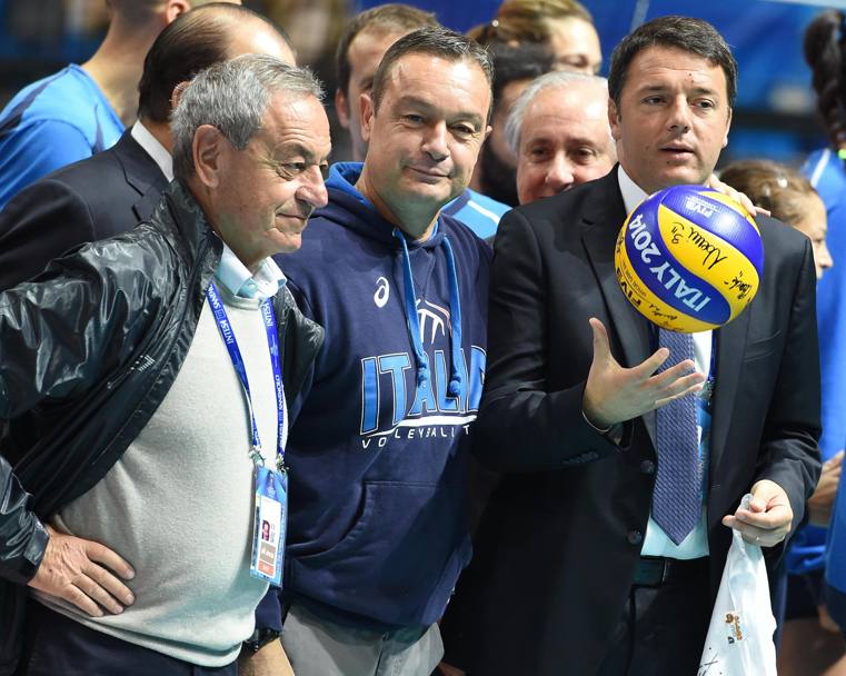 Il presidente del Consiglio Matteo Renzi (D) con l’allenatore della Nazionale italiana di Volley, Marco Bonitta (C), e il presidente della Federazione Italiana Carlo Magri (Ansa)